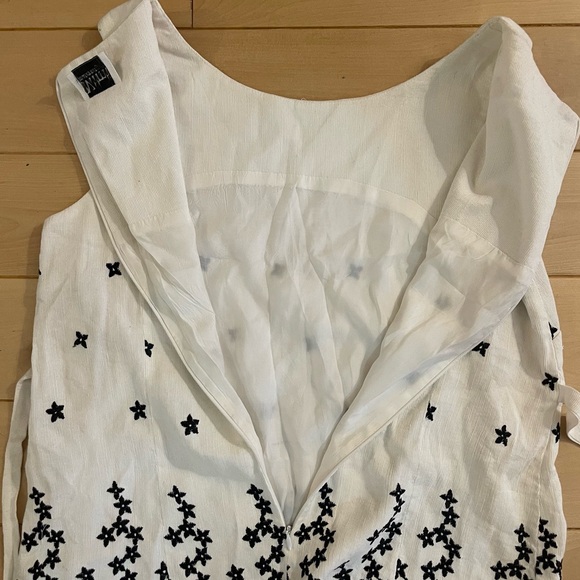 Beautiful Mimi Maternity sleeveless linen top, white with black flowers, Small - Picture 4 of 6